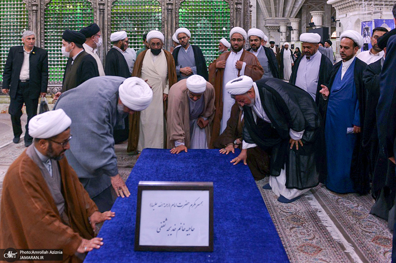 ادای احترام جمعی از اساتید و طلاب حوزه علمیه نجف اشرف به مقام شامخ امام خمینی (س)