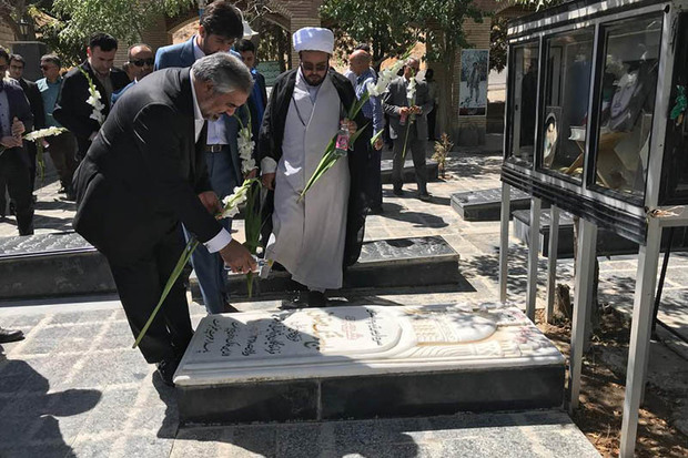 استاندار کردستان به مقام شهدا در قروه ادای احترام کرد