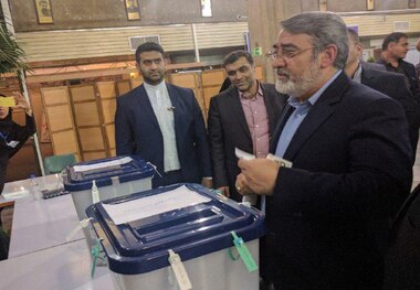  وزیر کشور رای خود را به صندوق انداخت 