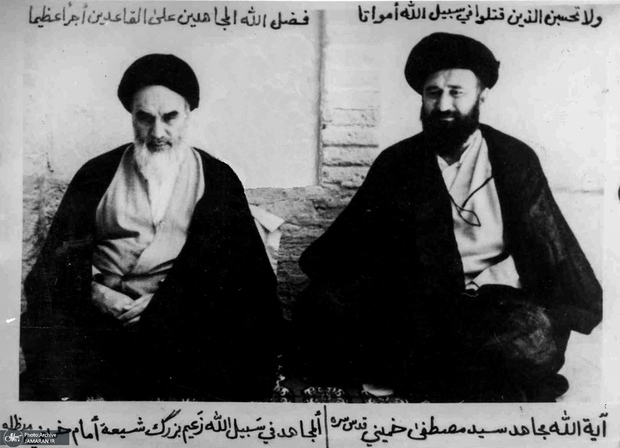فیلم حضور امام خمینی(س) در کنار مزار فرزندشان شهید سید مصطفی خمینی 