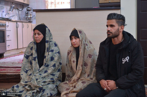 حضور رییس دفتر تولیت حرم مطهر حضرت امام خمینى(س) در منزل مرحوم ابوالفضل چزانی