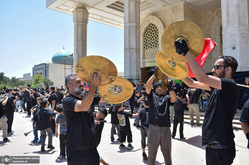 عزاداری ظهر عاشورا در حرم مطهر امام خمینی (س)