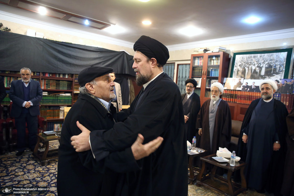 حضور جمعی از شخصیت های سیاسی در منزل مرحوم آیت الله موسوی بجنوردی (ره) -1