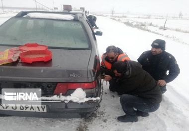 کمک راهداران خراسان شمالی به ۵۰ خودروی گرفتار در برف