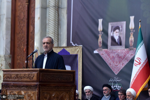 پزشکیان در حرم امام: اگر به گفتار امام عمل کنیم، هیچ قدرتی نمی‌تواند به ما زور بگوید/ دشمنان می‌خواهند با قومیت‌‌گرایی در داخل کشور دعوا بیندازند/ آمریکا به ما می‌گوید حق ندارید اورانیوم غنی‌سازی کنید، اما هیچ انسان آزاده‌ای زیر بار ناحق نخواهد رفت