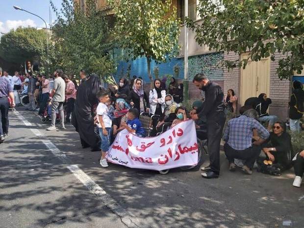 پاسکاری بیماران «اس ام ای»؛ داروها ۲ ماه و نیم پیش وارد کشور شده، اما توزیع نمی شود!