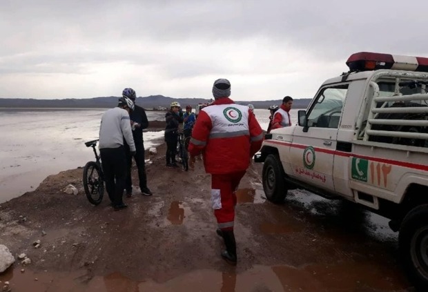 نجات تیم دوچرخه سواری گرفتار در کویر حوض سلطان قم