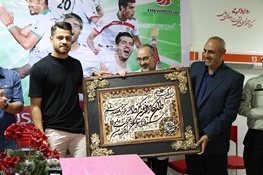 بازیکن تیم ملی فوتبال پیراهن خود را به بیمار سرطانی در بابل اهدا کرد