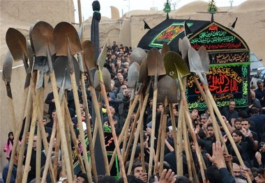 مراسم« بیل زنی» روز عاشورا در خوسف آیینی خاص در عزای امام حسین(ع)