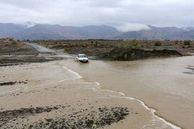 شدت بارندگی ها محورهای ارتباطی در بستک را قطع کرد