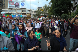 شادی مردم تهران پس از اعلام نتایج انتخابات ۲۹ اردیبهشت 