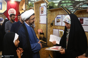 بازدید سرپرست موسسه تنظیم و نشر آثار حضرت امام خمینی(ره) از نمایشگاه کتاب