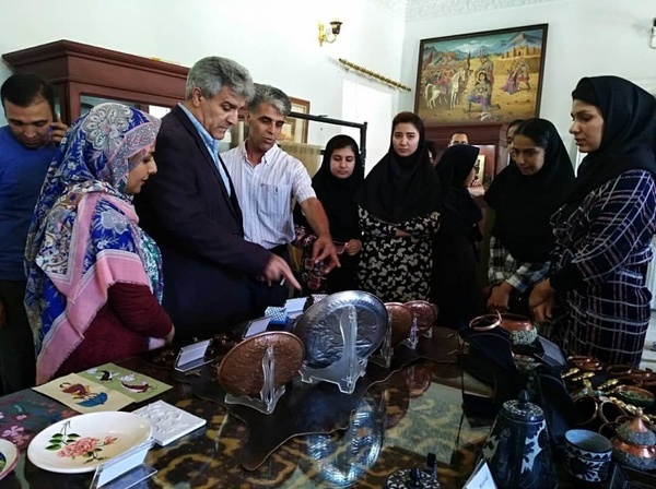 برگزاری مراسم پایان دوره ۴۰ نفر از کارورزان هنرستان های دولتی در خانه ملک مشهد