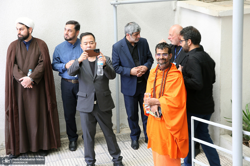 بازدید میهمانان خارجی جهت شرکت در مراسم رهبر شهید از حسینیه جماران
