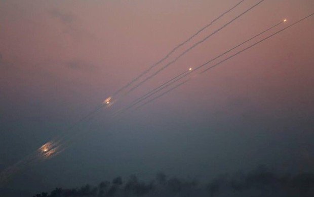 تجاوز اسرائیل به غزه ادامه دارد/ مقاومت با 400 موشک پاسخ داد/ شهرک نشینان در پناهگاه ها به سر می برند