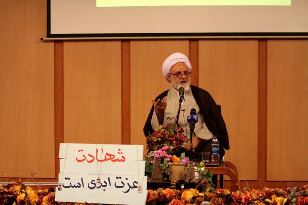 کمرنگ کردن ارزش های دفاع مقدس از سیاست های اتاق فکر نظام سلطه است