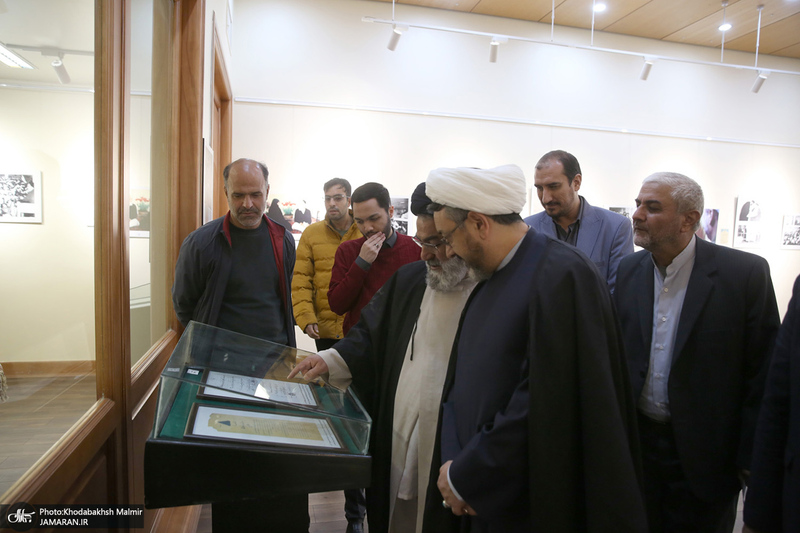 بازدید رئیس موسسه تنظیم و نشر آثار امام خمینی (س) از نمایشگاه عکس «امام دل‌ها‎»  و گذر فرهنگی هفته بر آستان آفتاب
