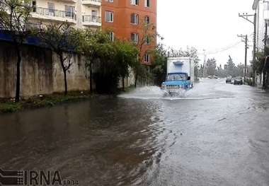 باران باعث آبگرفتگی معابر و کندی تردد در آستارا شد