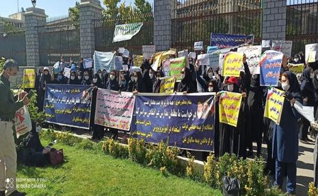 روایت تلخ معلمان مدارس غیرانتفاعی از معیشتشان/ با فوق لیسانس نان را نسیه از نانوایی می خریم!/ شهریه هنگفت مدارس به ما نمی رسد/ نماینده مجلس: شغل آنها آزاد است/ دولت تعهدی به آنها ندارد