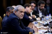 پزشکیان: نباید به نام دفاع از رهبری، تصویری غیرواقعی از ایشان به جامعه ارائه شود، همانگونه که درباره رهبری شهید نیز همین گونه عمل کردند/ آثار وفاق امروز در عالی‌ترین سطوح نظام به روشنی قابل مشاهده است/ دولت هرگز مدعی بی‌خطا بودن نیست