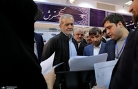 پزشکیان و ظریف به همراه یکدیگر از نمایشگاه «پیشگامان پیشرفت» بازدید کردند (1)