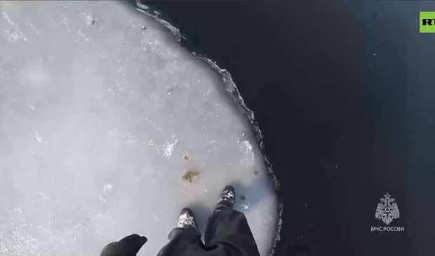 این ویدیوی ترسناک را ببینید تا دیگر روی یخ راه نروید!