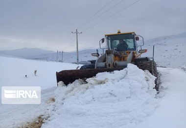 برف راه ارتباطی ۴۶ روستای شهرستان رامسر را قطع کرد