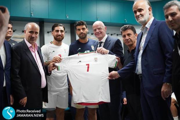 تصاویر حضور اینفانتینو در رختکن ایران؛ اهدای پیراهن به رئیس فیفا