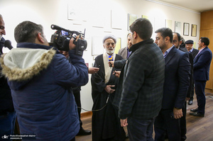 بازدید آیت الله دری نجف آبادی از نمایشگاه عکس امام دل‌ها‎