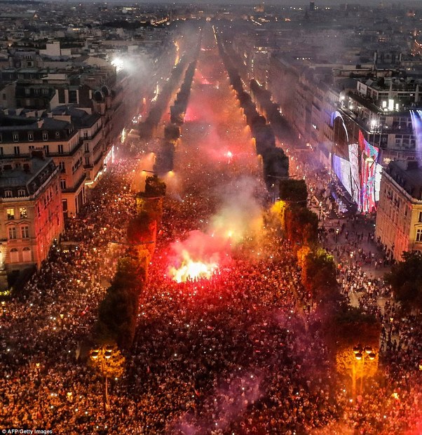 درگیری هواداران و پلیس فرانسه پس از قهرمانی در جام جهانی/ شادی های خیابانی دو کشته داد+ تصاویر
