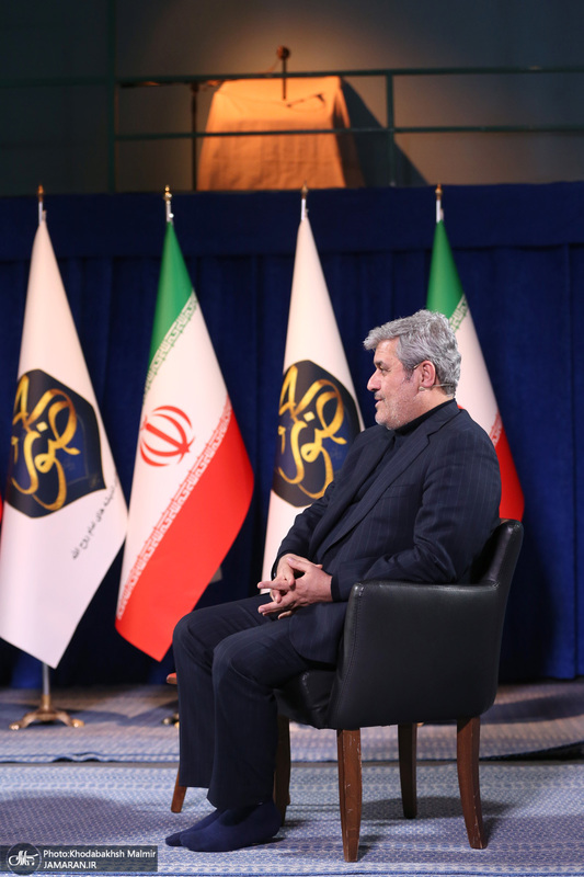 گفتگو حضور با تاجگردون