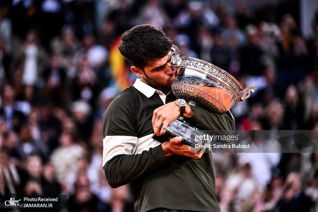 عکس و ویدیو| جام قهرمانی رولان گاروس در دستان نابغه ۲۲ ساله