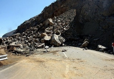 ریزش کوه مسیر چندین روستای شیروان را قطع کرد