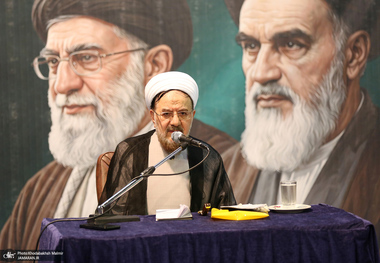 حجت‌الاسلام و المسلمین رستگاری: کسانی که از عشق به امام و رهبر شهید سخن می‌گویند، کتاب «باشکوه‌ترین نرمش قهرمانانه تاریخ» را بخوانند