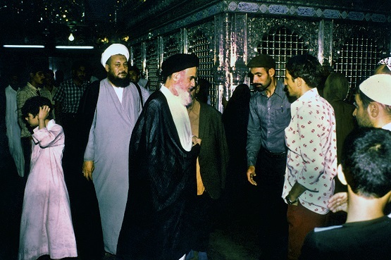 Why Imam Khomeini sometimes didnot respond to greetings of residents in Najaf?