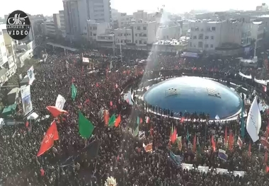 تصویر نمای بالا از حضور میلیون ها تهرانی در میدان انقلاب 