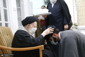 مراسم عمامه گذاری طلاب توسط آیت الله شبیری زنجانی در شب ولادت حضرت زهرا(س)