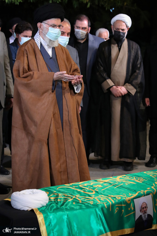 اقامه نماز رهبر معظم انقلاب بر پیکر آیت الله ری شهری