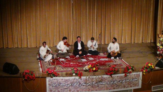 اجرای گروه موسیقی خاک در سروآباد به نفع زلزله زدگان کرمانشاه