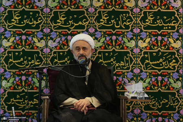 نقویان: رسانه‌های معاند از دعواهای درون‌گروهی شیعیان در اربعین سوءاستفاده می‌کنند/ تا زمانی که همه تابلوهای راهنمایی اسلام از جمله عدالت، اقتصاد و اخلاق آن را پیاده نکرده‌ایم، نمی‌توان صرفاً به جریمه و مجازات پرداخت