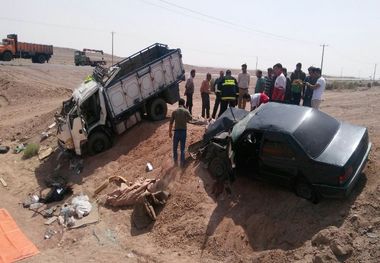 راننده پژو پارس در برخورد با کامیون جان باخت