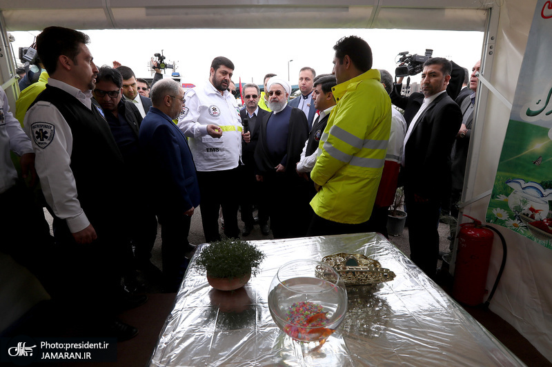 بازدید روحانی از ایستگاه سلامت اورژانس و پایگاه امداد و نجات جاده ای