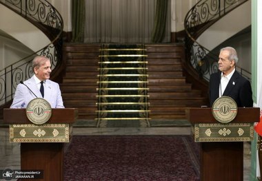 پزشکیان: پاکستان کشوری مهم و همسایه راهبردی برای ایران است/ مرزهای دو کشور باید عاری از ناامنی و تروریسم باشد/ شهباز شریف: از حق ایران برای دستیابی به انرژی هسته‌ای دفاع می‌کنیم