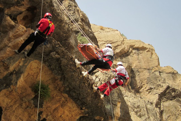کوهنورد شازندی توسط  نیروهای هلال احمر نجات یافت