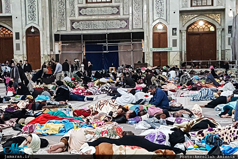 برخی از مردم تهران شب یلدا را در پی زلزله در کنار حرم امام(س) گذراندند