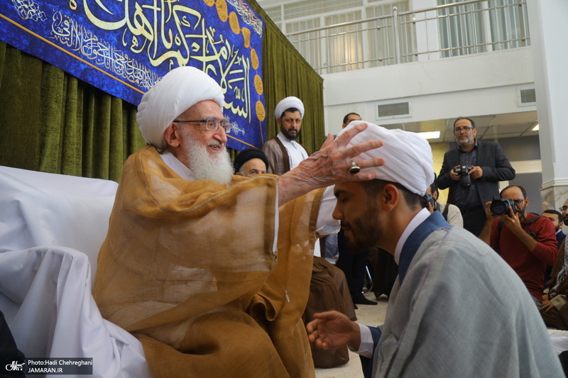 مراسم عمامه گذاری طلاب روز ولادت پیامبر اکرم (ص) و امام جعفر صادق (ع) در بیوت مراجع