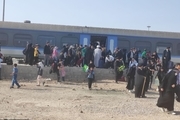 فاصله زمانی قطارهای خرمشهر به شلمچه 15 دقیقه نیست، 5 ساعت است! / انتقال عجیب زائران اربعین + تصاویر