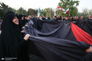 مراسم اهتزاز بزرگترين پرچم عزاداری در تهران