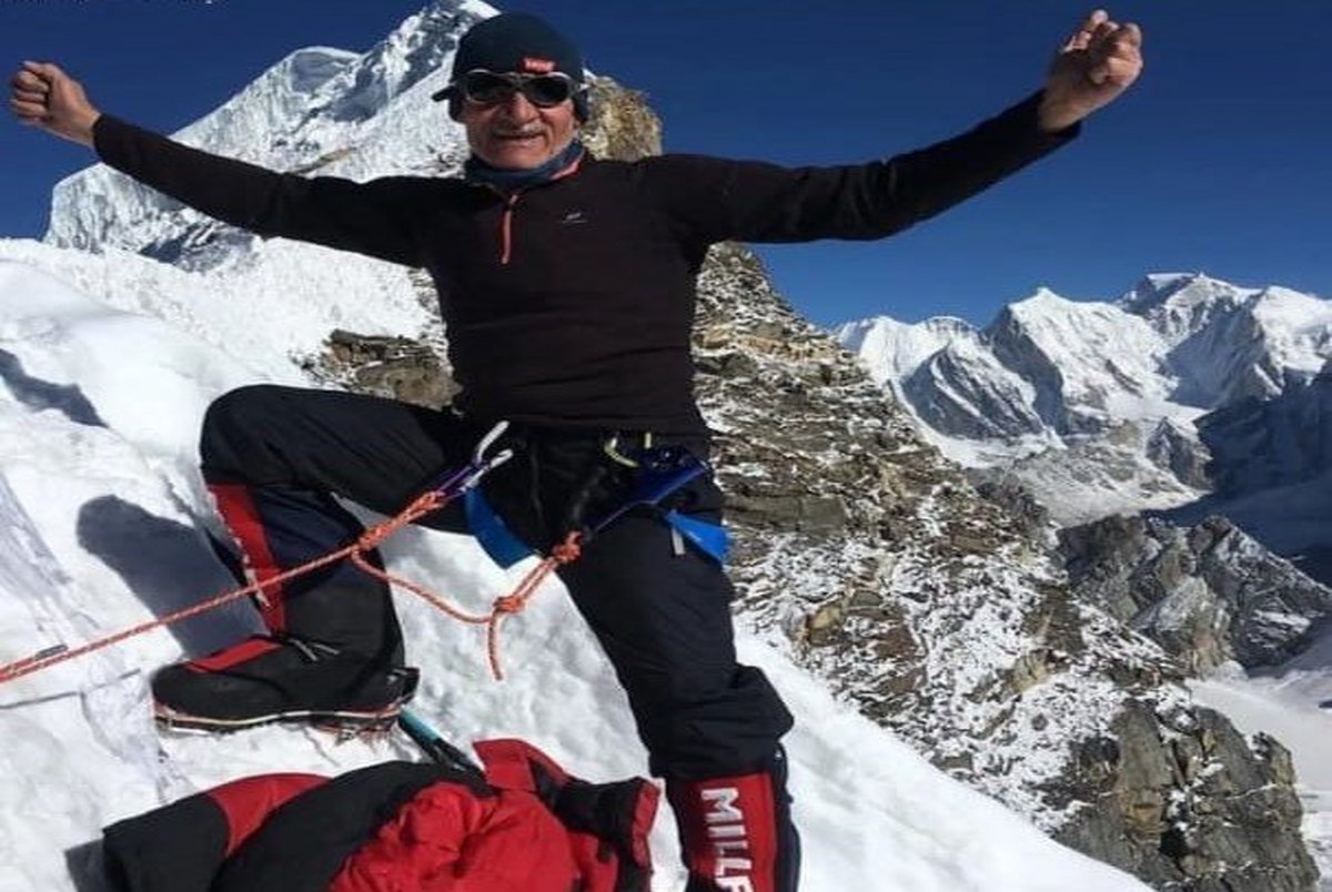 بوسه کوهنورد 63 ساله به پرچم ایران در بلندترین نقطه جهان + فیلم