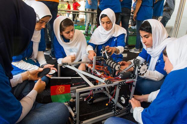 عکس/ دختران عضو تیم روباتیک افغانستان در آمریکا